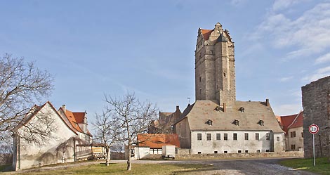Renaissance-Schloss Pltzkau mit romanischen Bergfried