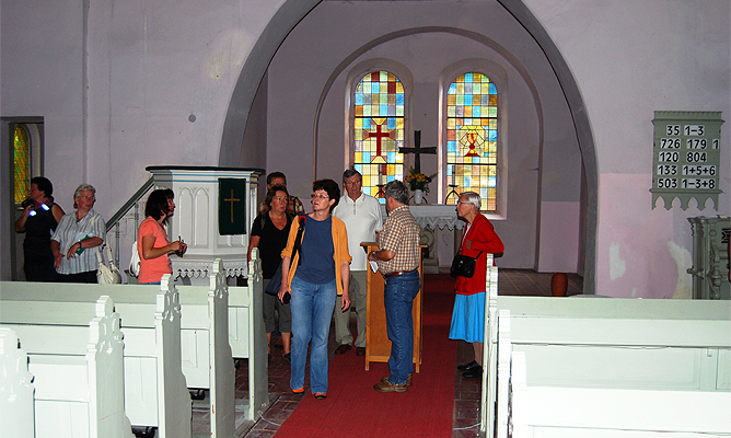 Exkursionsteilnehmer in der Kirche Prosigk