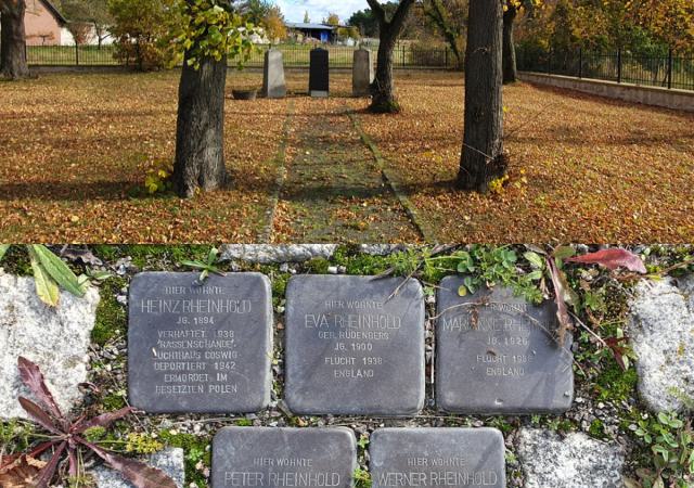 Jüdischer Friedhof in Coswig (oben). Stolpersteine für die Familie Rheinhold vor deren Wohnhaus (unten).