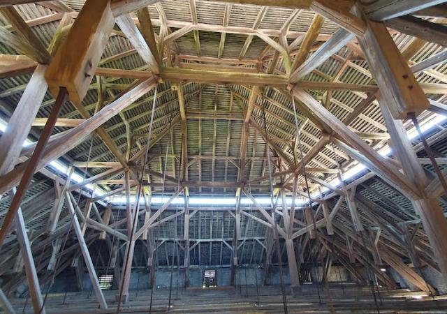 Ein Blick in die Konstruktion des historischen Dachstuhls.