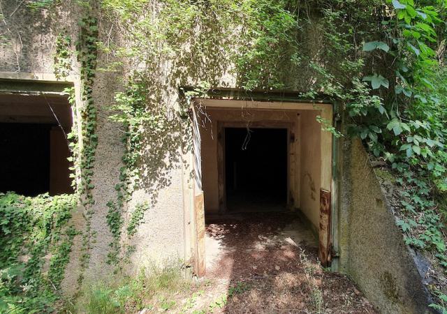 Einer der  Bunker, in denen Sprengstoffe produziert oder gelagert wurden.