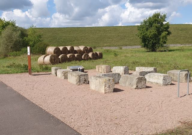 Das Mahnmal für das Strafgefangenenlager aus der NS-Zeit befindet sich in der Elbniederung des benachbarten Ortes Apollensdorf.