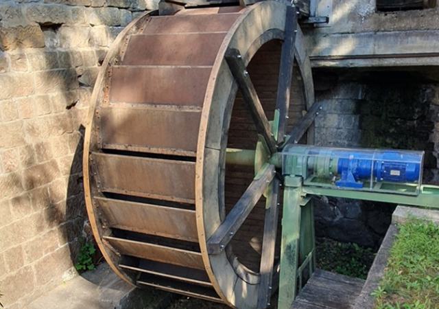 Wegen Wassermangels funktioniert das selbst konstruierte Wasserrad der Mühle zurzeit leider nicht.