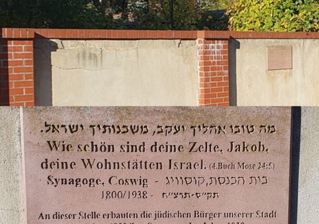 Standort der Synagoge Coswig in der Domstraße (oben). Gedenktafel für die Synagoge, die an der Einfriedung angebracht ist. (unten)