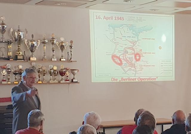 Prof. Dr. Herbert Witte erläuterte anhand von Lichtbildern die Ereignisse der letzten Kriegstage im Jahr 1945 in der Region Anhalt. 