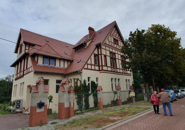 Das prächtige Gutshaus in Kermen wurde 1902-1905 unter der Leitung des Berliner Architekten Johannes Kraaz erbaut.