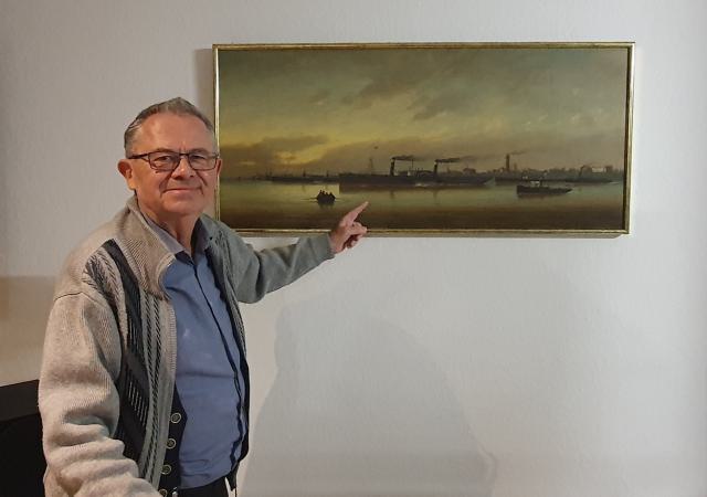 Ralf Tüllner zeigt die Abbildung eines Raddampfers im Roßlauer Schiffahrtsmuseum. (1)