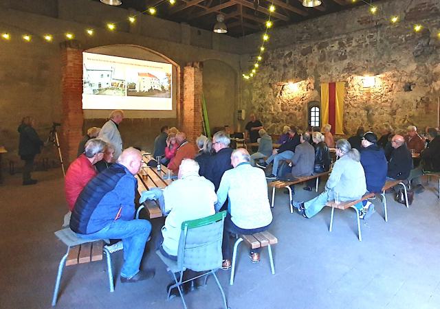Als Veranstaltungsraum wurde diesmal die Torscheune der Roßlauer Wasserburg genutzt.
