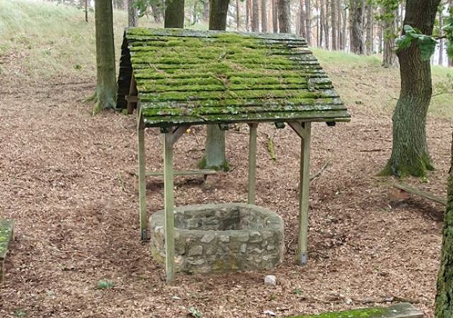 Einst sollen Göritzer Kinder zusammen mit ihrem Lehrer bei lang anhaltenden Dürren singend und betend zu diesem Brunnen gezogen sein, um Wasser und Regen zu erbitten.